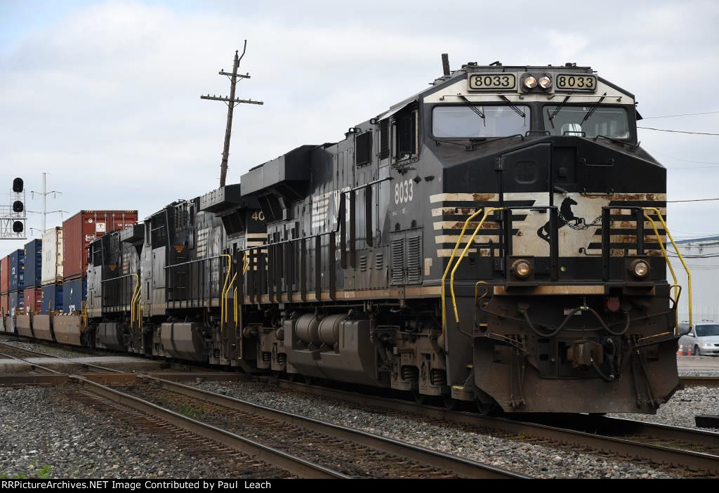 Eastbound stack train pauses at Valley Junction